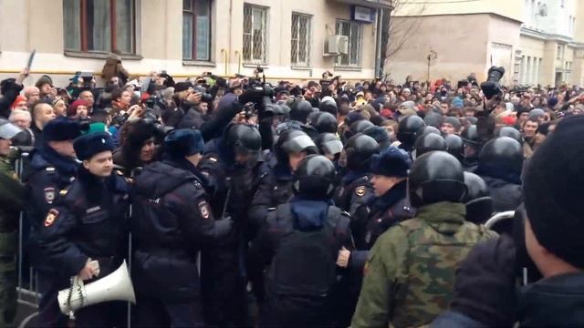 У Замоскворецкого суда 24 февраля смотреть онлайн