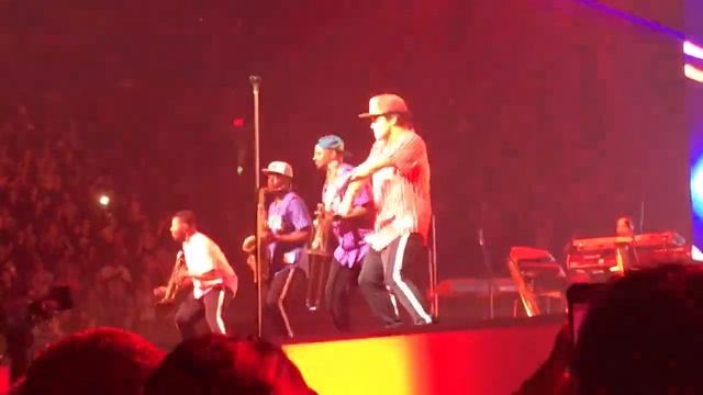 Locked Out Of Heaven (live) - Bruno Mars смотреть онлайн
