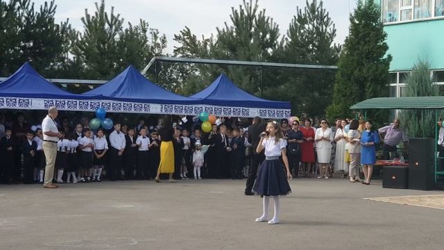 1 сентября,  исполняю песню Надежды Будневой