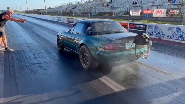 Turtle Miata runs 7.70 @ 177 mph. (4.98 143 to the 1/8th!) смотреть онлайн