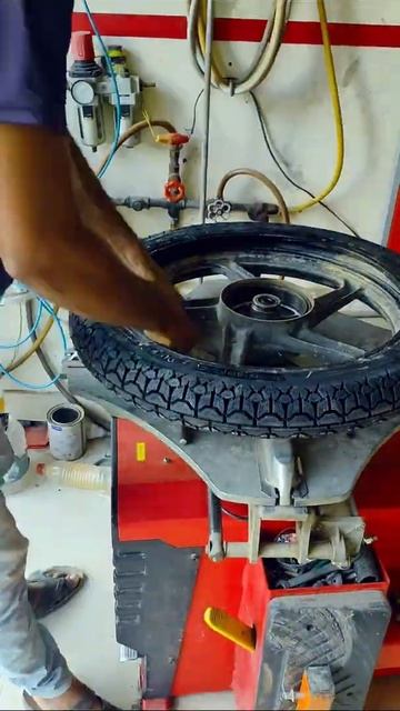 Glamour Bike tyre fitting #bike #shorts #trending смотреть онлайн