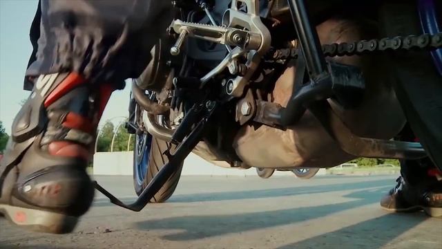 Как командир московского мотобата на СВХ тестирует мотоциклы для службы (фрагмент теста Yamaha MT09) смотреть онлайн