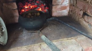 Стряпаю шаньги в русской печи ,снег идёт.