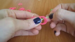 Как плести простой браслет из резинок