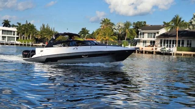 Hanover 305 | A Sporty Yacht With The Power To Conquer The Sea At Your Will.