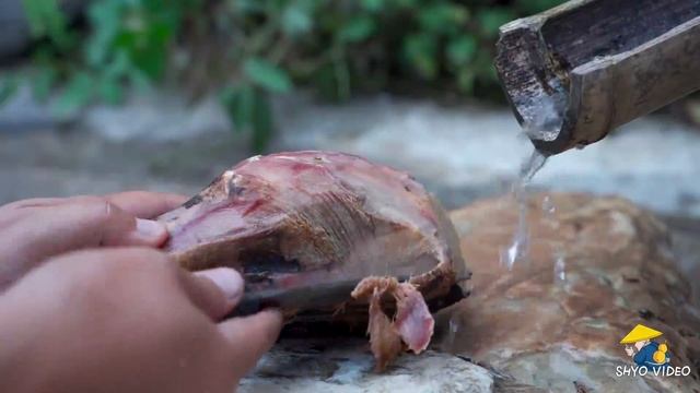 【Shyo video】牛舌还能这样吃？裹上锅灰放火里一烧，配上彩椒酱味道绝了！ смотреть онлайн