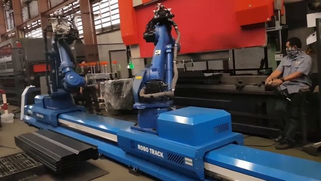 Twin robots bending max work piece 1300 X 3000 mm. Weight 150Kg. смотреть онлайн