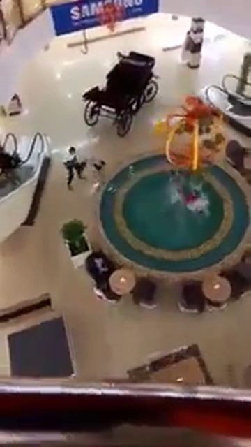 В Ставрополе дети устроили купание в фонтане торгового центра смотреть онлайн