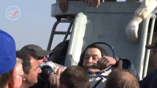 Посадка в Казахстане экипажа МКС 39