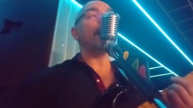 Два белых лебедя кружатся над землёй... смотреть онлайн