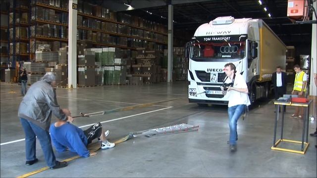 Heaviest road vehicle pulled by teeth 15 tons truck - 7m смотреть онлайн