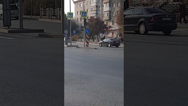 Город Тюмень. Светофор на перекрёстке улиц Московский тракт и Магнитогорская смотреть онлайн