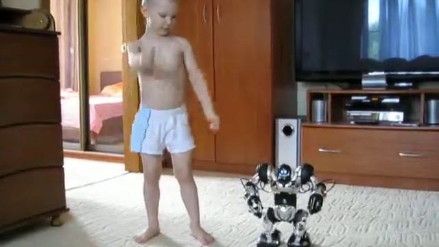 Ребёнок VS Робота. смотреть онлайн