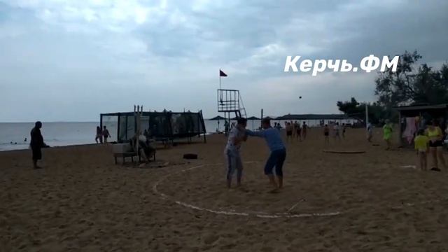 На пляже «Нимфей» керчан встречал Нептун смотреть онлайн
