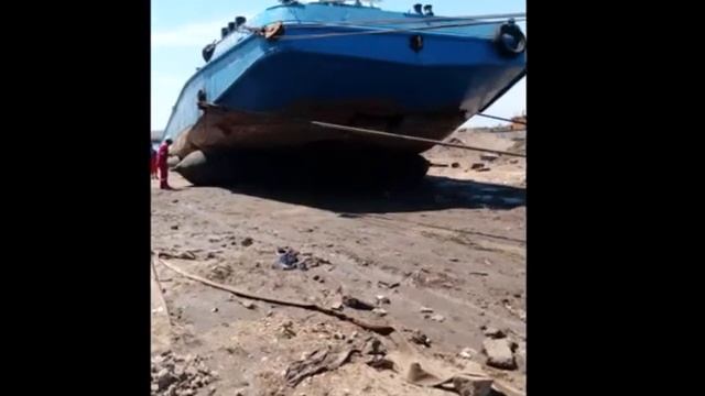 LIFTING BARGE BY AIRBAGS IN EGYPT смотреть онлайн