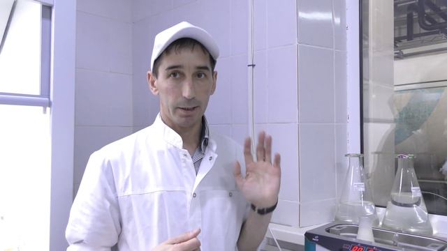 Киров заводы белгечләре сөтне, сөттән эшләнгән сливкины ныклап тикшергәннән соң гына сатуга озатала смотреть онлайн