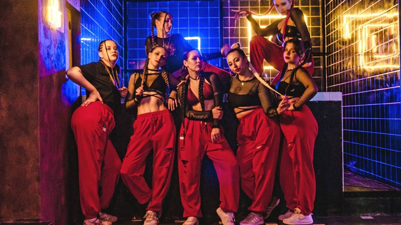 Женский Дэнсхолл (Female Dancehall). Уроки танцев с нуля в Белгороде. Школа танцев Dance Life смотреть онлайн