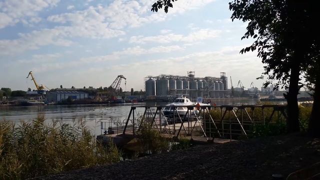 Ракета "Нибулон Экспресс-1" подходит к причалу в Николаеве. смотреть онлайн