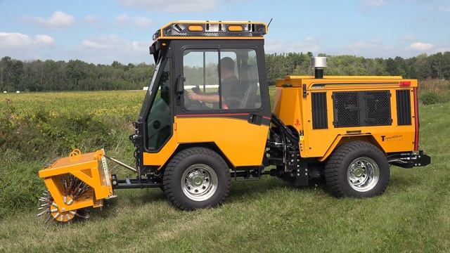 Trackless MT7 Municipal Tractor Aerator смотреть онлайн