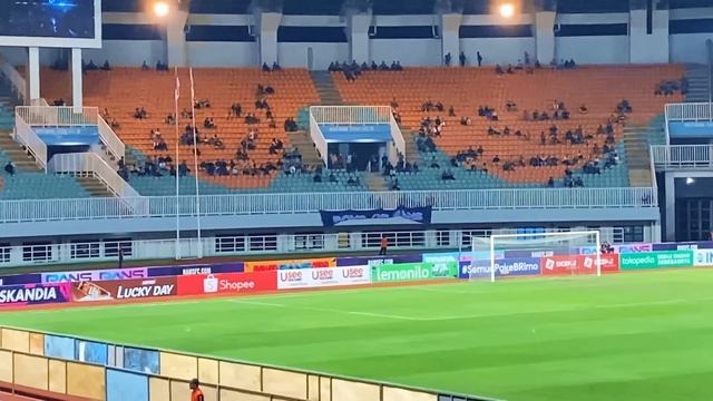 My experience inside a crazy football match in Indonesia 🇮🇩 смотреть онлайн
