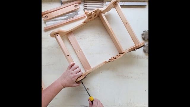 Assembling an Ashford SampleIt Loom смотреть онлайн