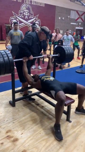 17 year old Jaheim Webb bench presses 405 at weight lifting meet смотреть онлайн