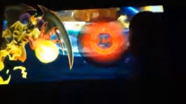 Beyblade Burst App Battle - Berserk Roktavor R3 vs Kinetic Satomb S3 смотреть онлайн