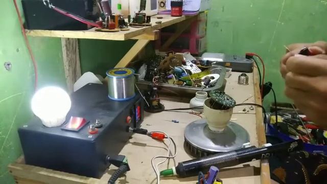 Praktek servis Ganti Transistor philips 23 watt 3u essensial , how to repair cfl bulb смотреть онлайн