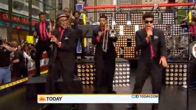Bruno Mars - The Lazy Song (Today Show) смотреть онлайн