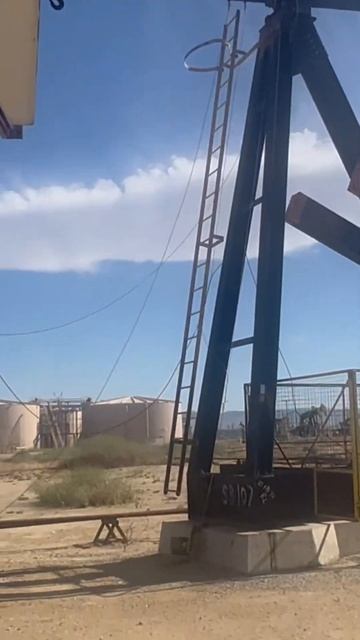 Dipping donkeys in California #pumpjacks #oil смотреть онлайн