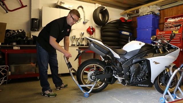 How to: Use a paddock stand | Products | Motorcyclenews.com смотреть онлайн