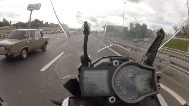 Красотки и мотоциклы. Дерзкая Ирина учит пацанов вжаривать на спортбайке Kawasaki ZX-10R без номеров смотреть онлайн