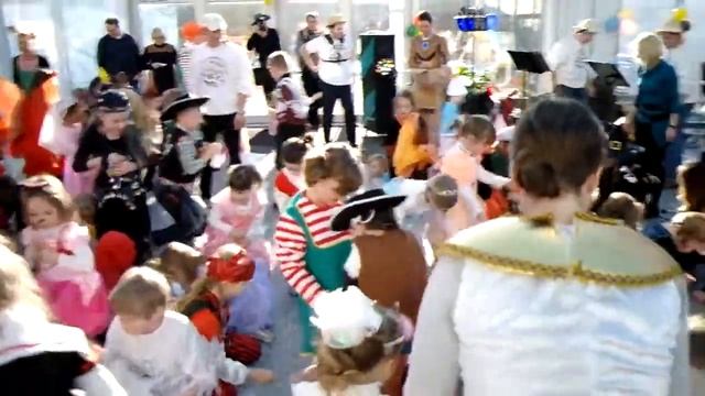 Принцесса Алиса. Сбор конфет. (Fasching 2012 in Fürth) смотреть онлайн