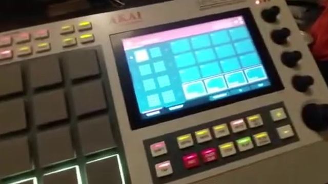 Mpc Live 2 Retro - Jazz Loop Beat with Electro Harmonix Platform Pedal смотреть онлайн