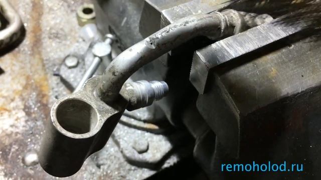 Перетерлась трубка кондиционера Шкода Октавия. Ремонтируем!