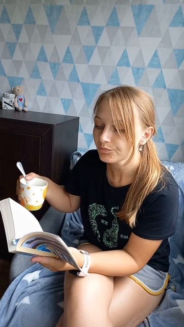 Как я читаю интересные книги. #книги #lifestyle #mood #лето #чтопочитать