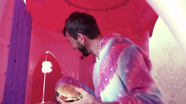 Sasha y Max fingen jugar con un globo alienígena gigante смотреть онлайн