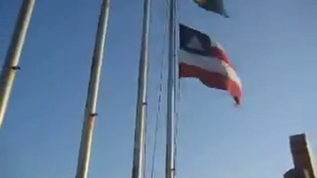 Video - Praia do Flamengo, ammaina bandiera in spiaggia смотреть онлайн