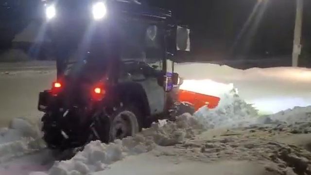 Трактор Kubota Farmtrac 26 с кабиной и отвалом для уборки снега смотреть онлайн