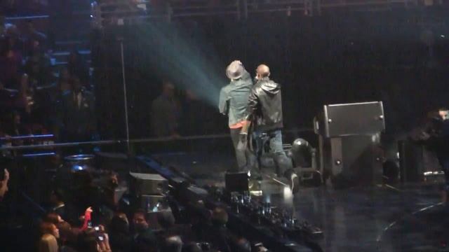 B.o.B. w/ Bruno Mars- "Beautiful Girls" (HD) Live in NYC on 12-10-2010 смотреть онлайн