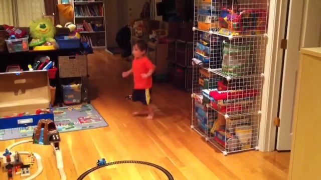 Максим танцует