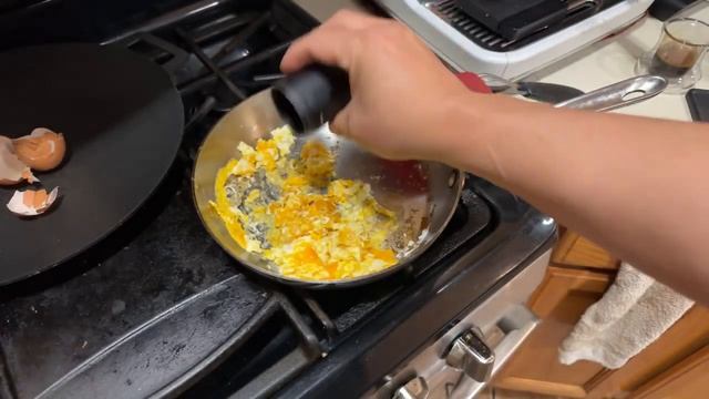 Demo Kitchen | How to cook fried eggs on stainless steel | Cold Egg vs. Room Temp Egg смотреть онлайн