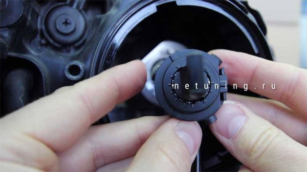 Как заменить лампу ближнего света на светодиодную лампу h7 45w с переходником на outlander 3