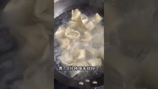 老上海猪油渣馄饨，吃一口满满老底子弄堂馄饨的味道#上海美食 #馄饨 #上海特色美食推荐 #吃喝玩乐在上海 #我的厨房日记 смотреть онлайн