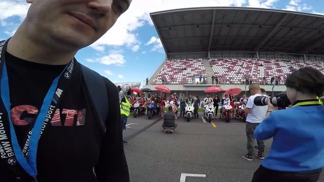 3-й этап RSBK 2017 своими глазами: теплая атмосфера мототусовки на гоночном треке Moscow Raceway смотреть онлайн