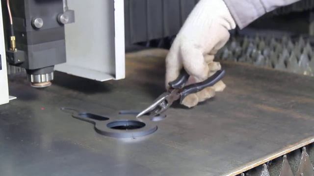 Станок для лазерной резки мощностью 2000 Вт режет углеродистую сталь толщиной 6 мм. смотреть онлайн