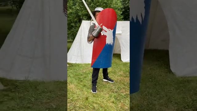 ПРИМЕРЯЮ РЫЦАРСКИЙ КОСТЮМЧИК | ПРАЗДНИЧНЫЙ ВОЛКОВЫСК смотреть онлайн