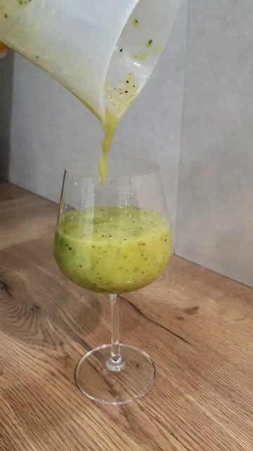 Apple, kiwi and cucumber smoothie for athletes смотреть онлайн