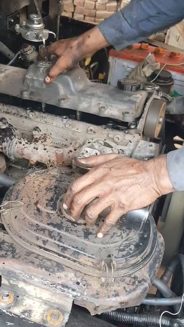 Putting valve cover on a start engine #shorts смотреть онлайн