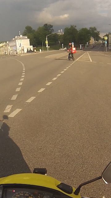 Дерзкий курьер-нарушитель на электровелике из доставки - почти обогнал. Приключения Эдика на полтосе смотреть онлайн